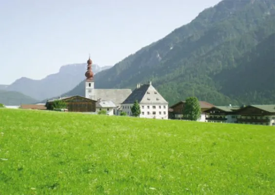Bild: Weltälteste Latschenöl-Brennerei startet am 2. Mai in die Produktions-Saison 2015