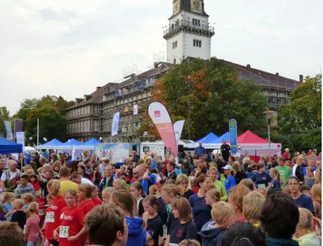 Bild: 120.000 Menschen strömen zur deutschlandweiten Gesundheitsoffensive LAUFEN BEWEGT 2015