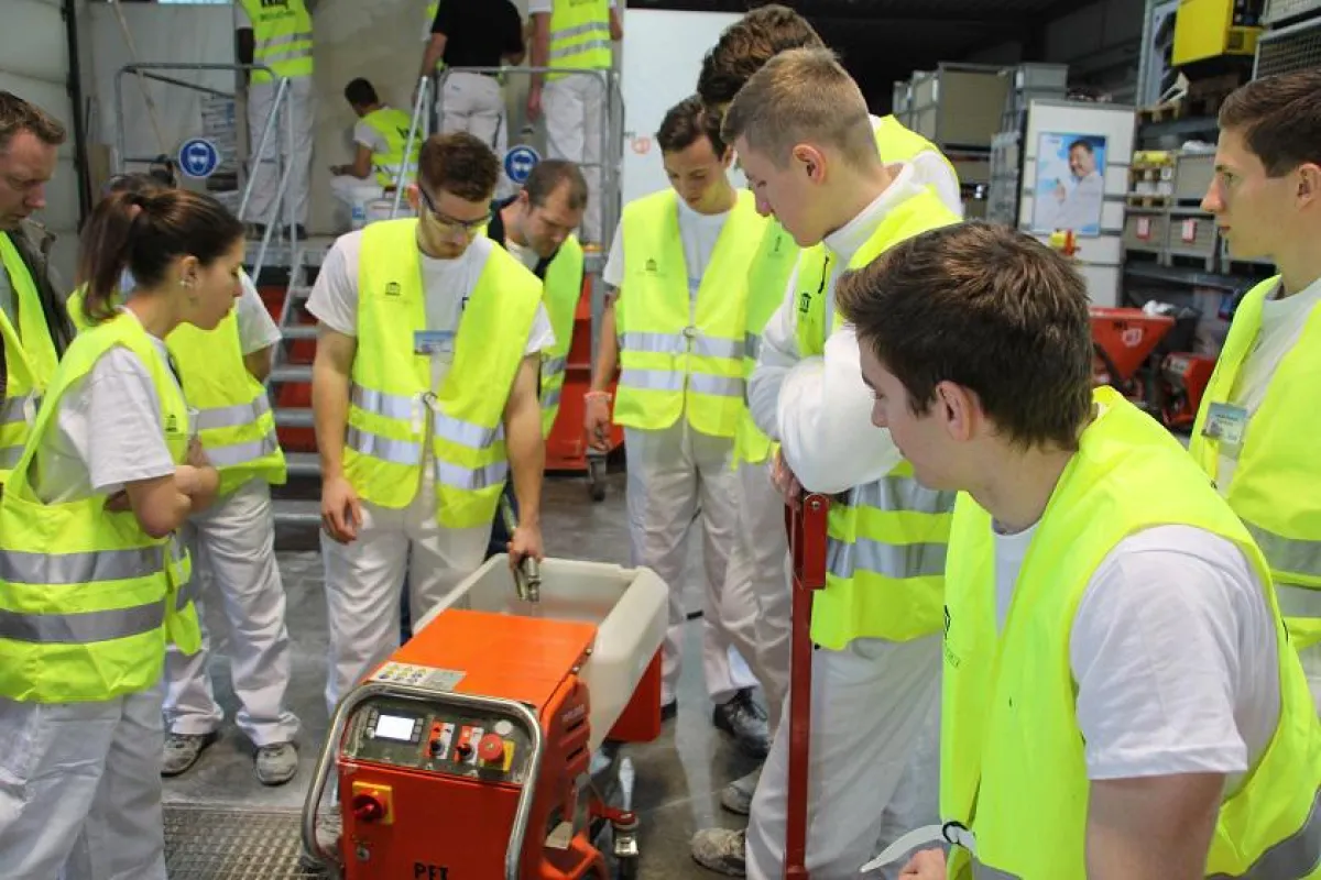 Angehende Ausbau Bachelor of Craftsman auf Exkursion bei einem Industriepartner. Foto: © Knauf