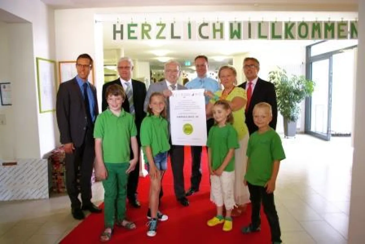 Feierliche Urkundenverleihung im Rahmen eines großen Schulfestes (Foto: Susanne Weiss)