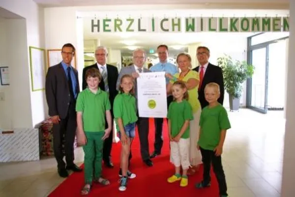 Bild: Erste Grundschule zur „Weltethos-Schule“ ausgezeichnet