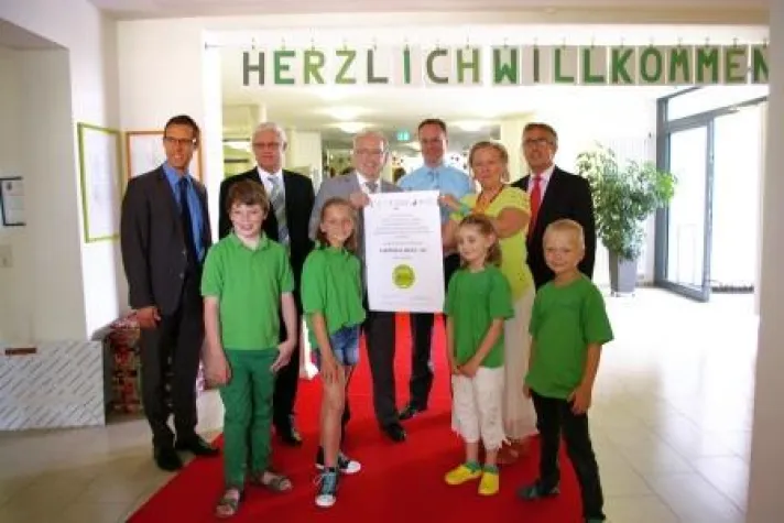 Bild: Erste Grundschule zur „Weltethos-Schule“ ausgezeichnet