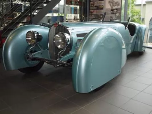 Bild: Geschichtsträchtiger Jean Bugatti T 57 Roadster glänzt wieder