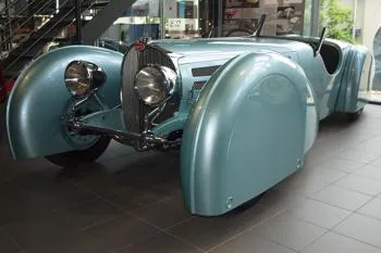 Bild: Geschichtsträchtiger Jean Bugatti T 57 Roadster glänzt wieder