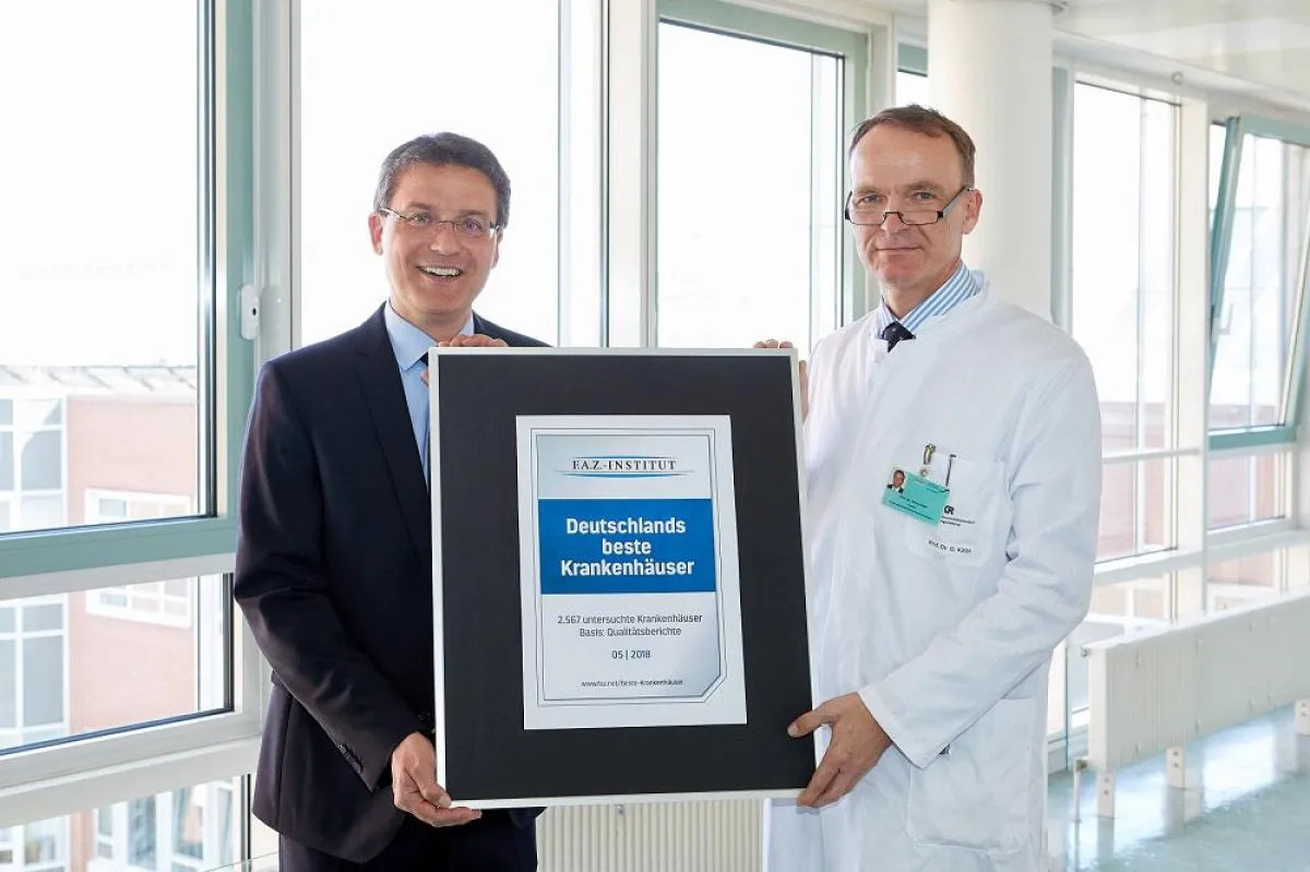 Dr. K. Huber (Leiter QM, UKR) und Prof. Dr. O. Kölbl (Ärtzlicher Direktor UKR) © UKR / J. Beutler