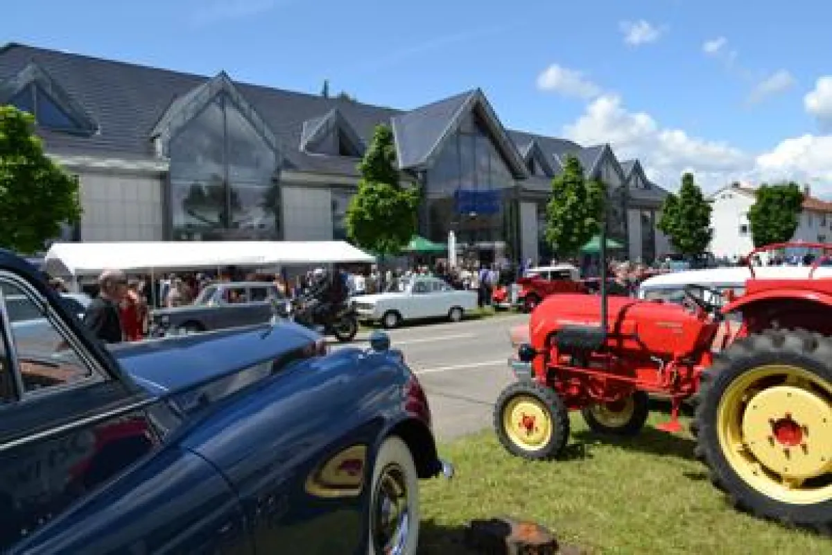Landadel trifft Landmaschine - Rolls Royce & Porsche Traktor