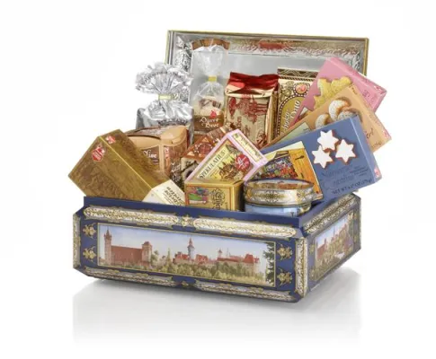 Bild: Die Festtagstruhe von Lebkuchen Schmidt – eine Auswahl erlesener Nürnberger Köstlichkeiten