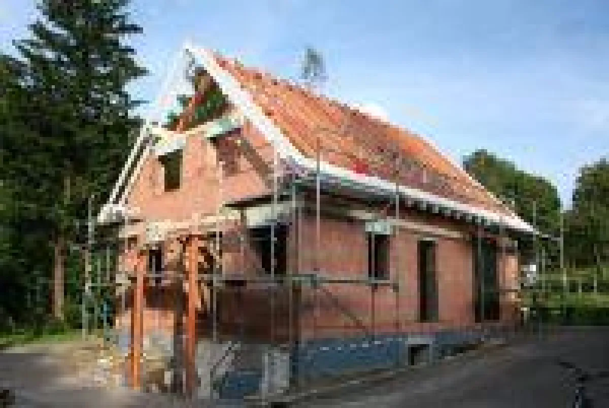 Laut ift Rosenheim lassen sich in massive Ziegelwände einbruchhemmende Bauteile problemlos befestigen (Bild: UNIPOR, München).