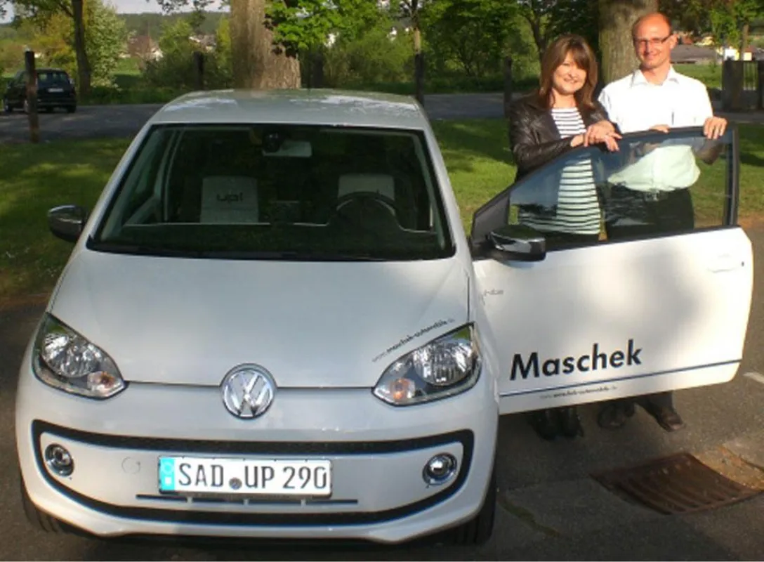 Leiter Verkauf Neuwagen Daniel Werner mit der Gewinnerin Annett Schellhaas