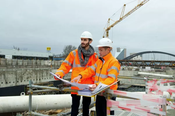 Bild: Europas größte Jobbörse für Geflüchtete wird kostenlos, um Arbeitsmarktzugang für Ankommende zu fördern