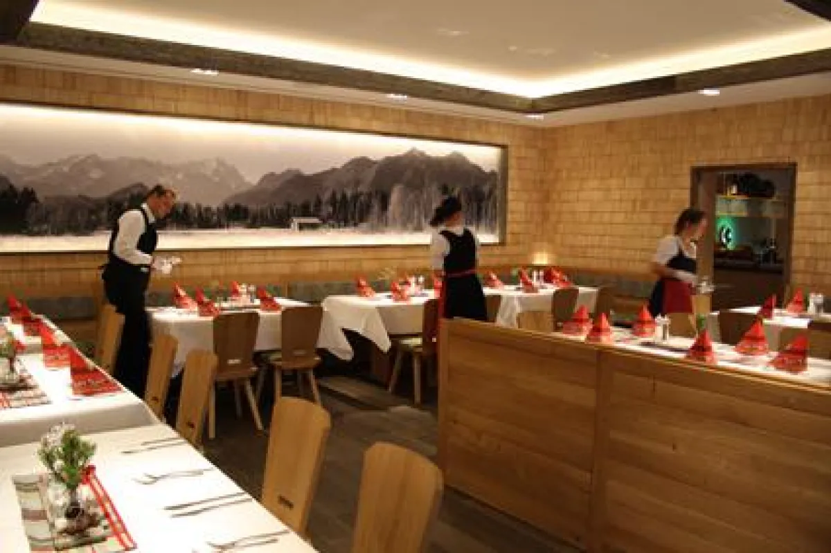 Blick in den Restaurantbereich mit indirekt beleuchtetem Bergpanorama. Foto: Ulrike Reschke