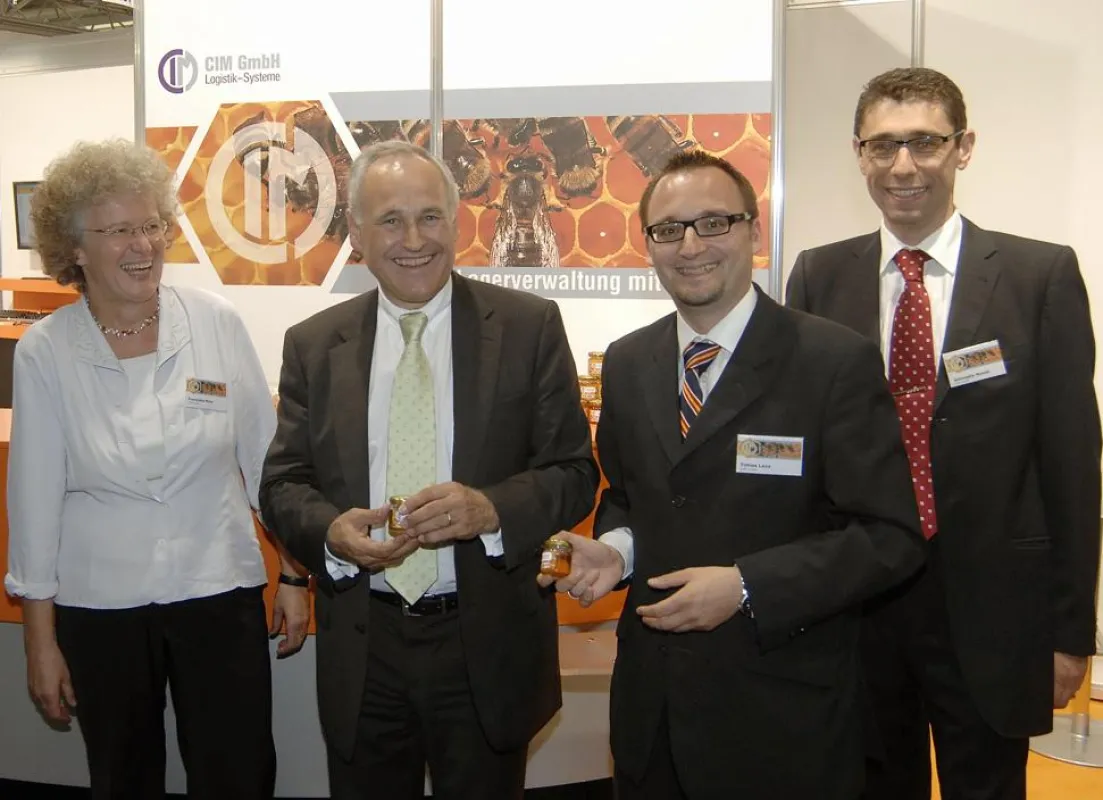 Bayerns Wirtschaftsminister Erwin Huber hatte viel Spaß am Stand der CIM GmbH. Marketingleiter Tobias Laxa überreichte dem Wirtschaftsminister ein CIM-Honigtöpfchen. (Franziska Mayr, Erwin Huber, Tobi