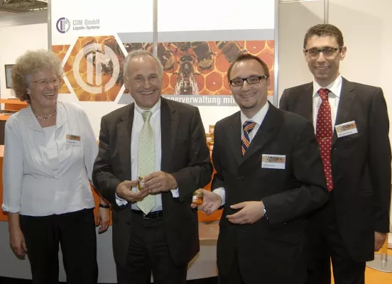 Bild: Bayerns Wirtschaftsminister Erwin Huber auf dem Stand der CIM GmbH