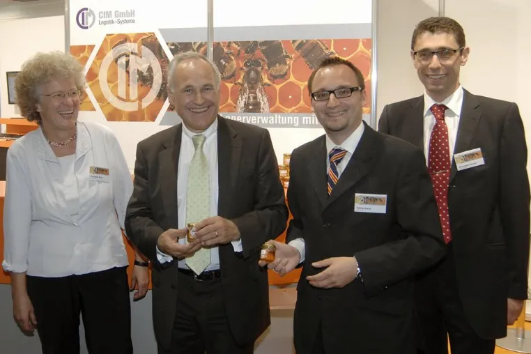 Bayerns Wirtschaftsminister Erwin Huber auf dem Stand der CIM GmbH Bild: Bayerns Wirtschaftsminister Erwin Huber auf dem Stand der CIM GmbH