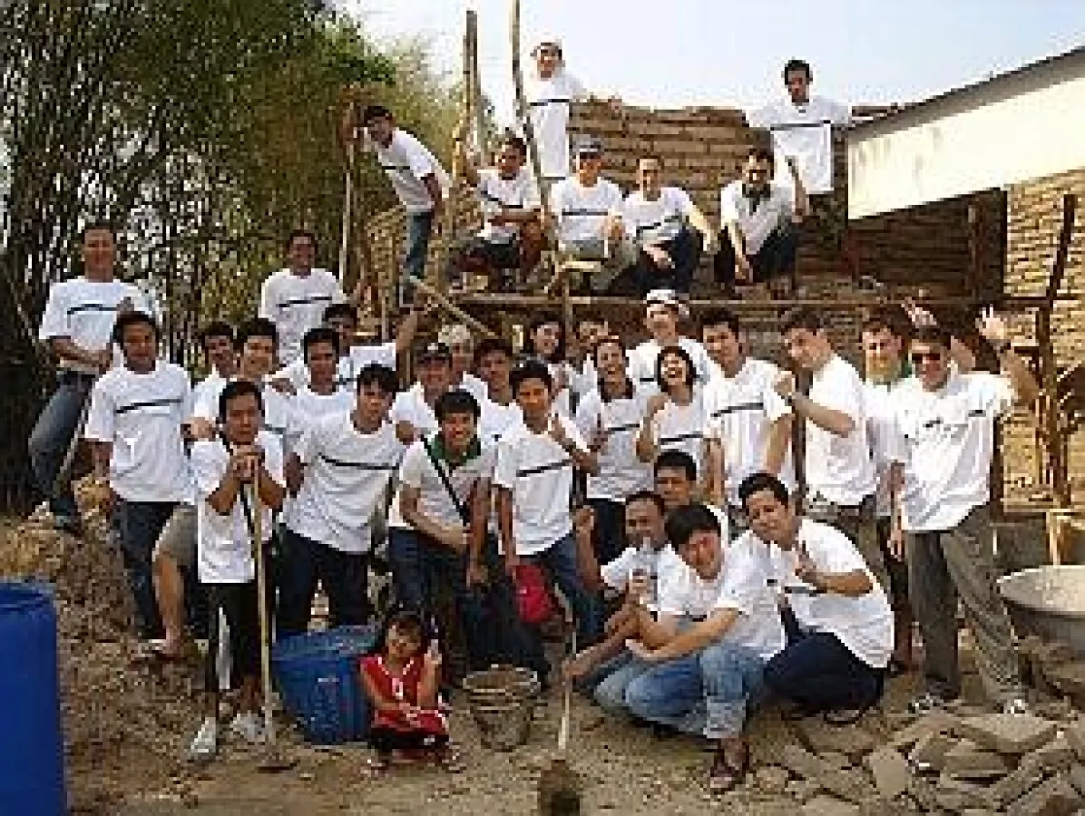 Mitarbeiter des Shangri-La Hotel, Bangkok beim Bau einer ökologisch nachhaltigen Schule