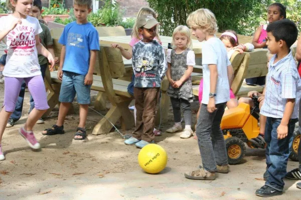 Bild: Die Kindertagesstätte Frankfurt-Griesheim gewinnt eine Gelbe Seiten Torwand