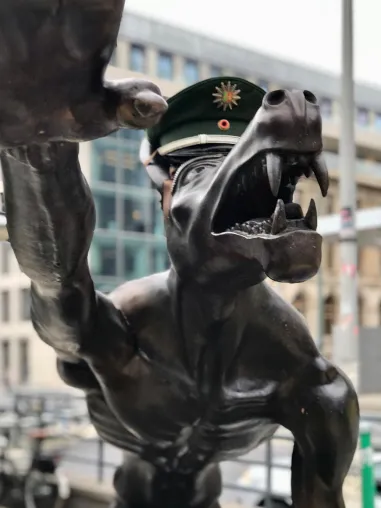 „Hitlergruß. Bei der Polizei jetzt der letzte Schrei?“ - fragt Bronzewolf NRW-Innenminister Reul Bild: „Hitlergruß. Bei der Polizei jetzt der letzte Schrei?“ - fragt Bronzewolf NRW-Innenminister Reul