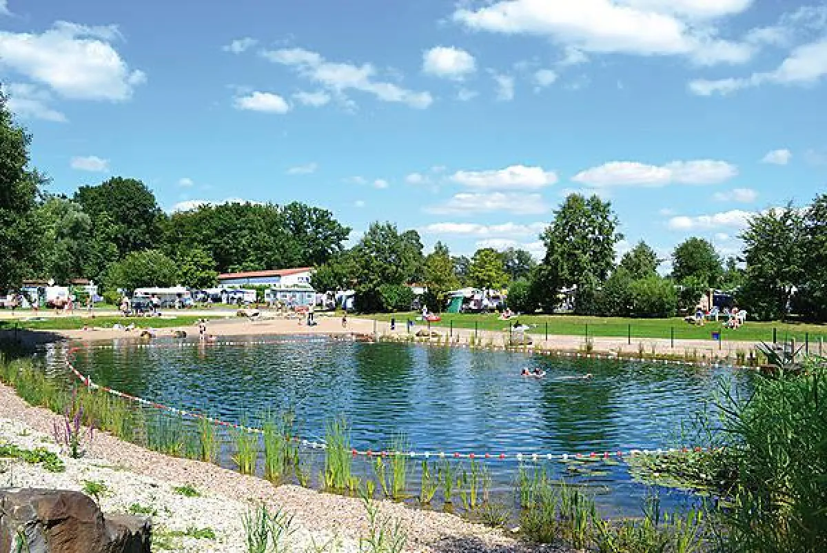 Der Badesee des Campotels mit Beachvolleyball