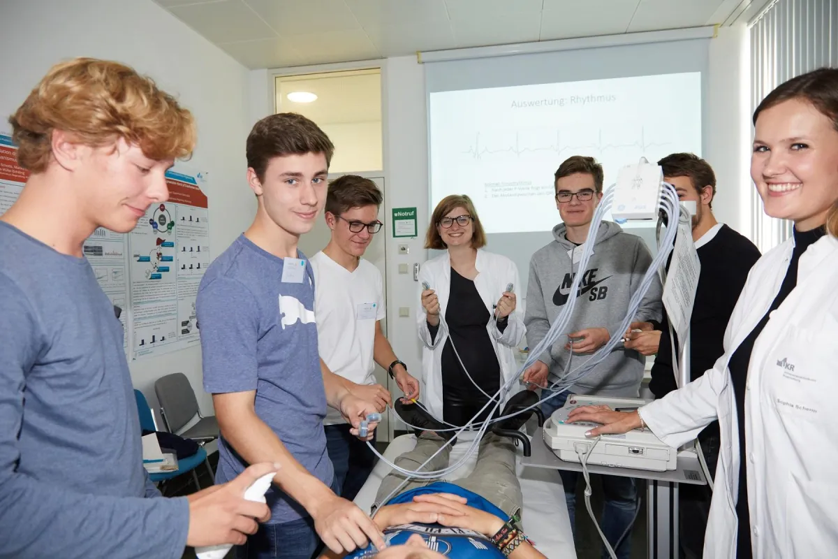 Egal ob EKG oder Reanimation. Schüler und Ärzte waren mit großem Spaß bei der Sache. Foto: UKR