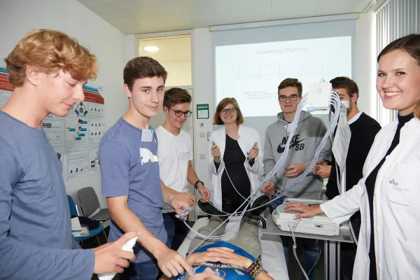 Bild: MINT-Schüler gewinnen Einblicke in die Arbeit am UKR