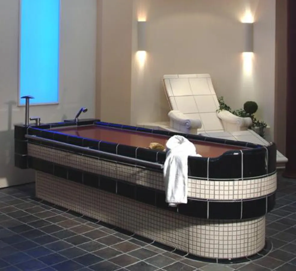 Entspanntes Liegen und Arbeiten ermöglicht der höhenverstellbare Massagetisch \