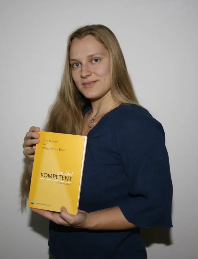 Dr. Marianne Skarics mit ihrem eben erschienenen Buch \