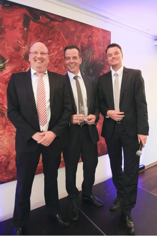 Übergabe des Kooperationspartner-Awards: C. Meurer (r.), K. Iven (mittig) und T. Blumenhagen (l.)