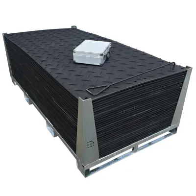 Bild: Abdecken einer Tartanbahn mit der s:tek 48 · Hochleistungs-Bodenschutzplatte