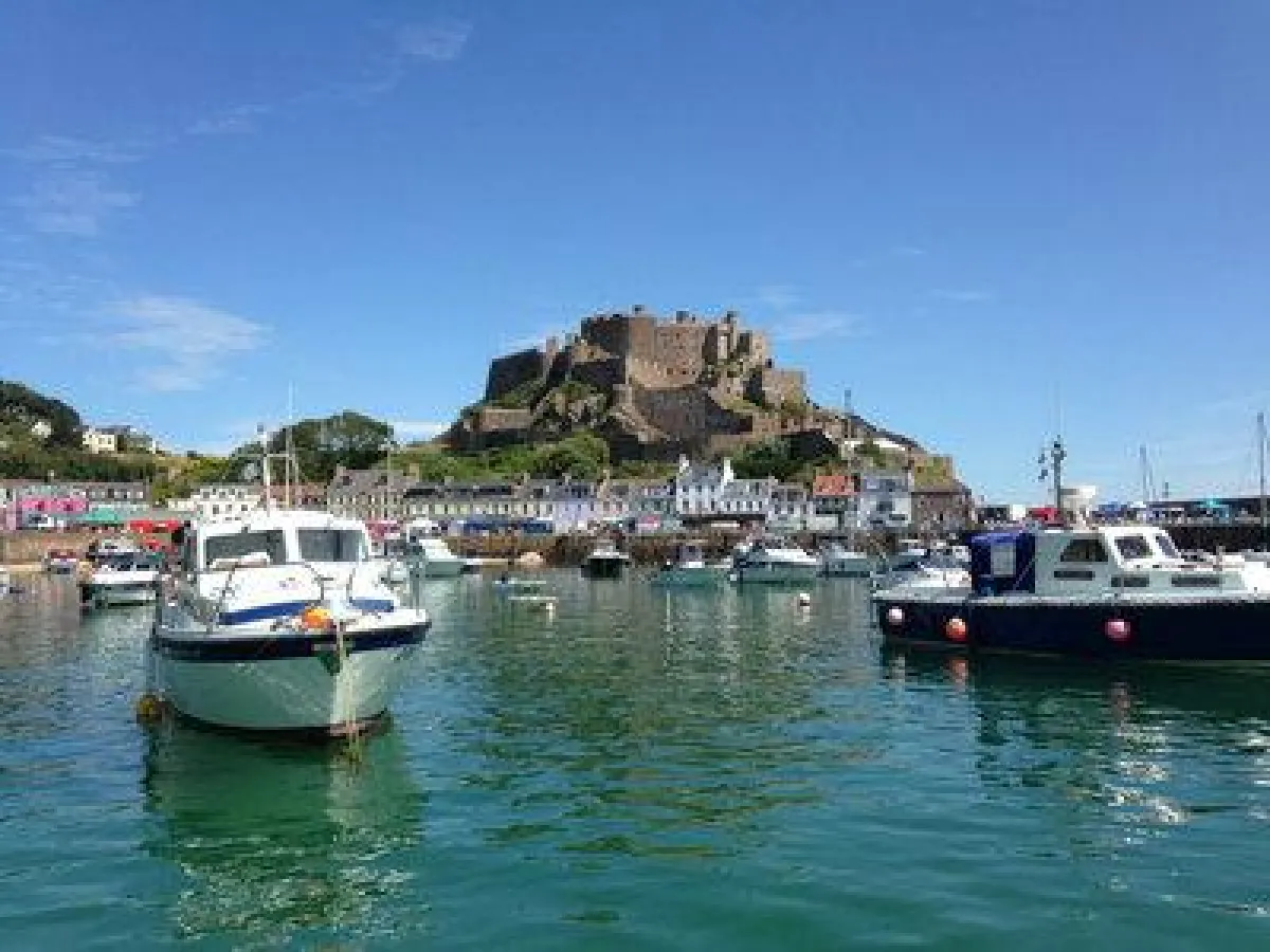 Das Mont Orgueil Castle im idyllischen Hafenstädtchen Gorey