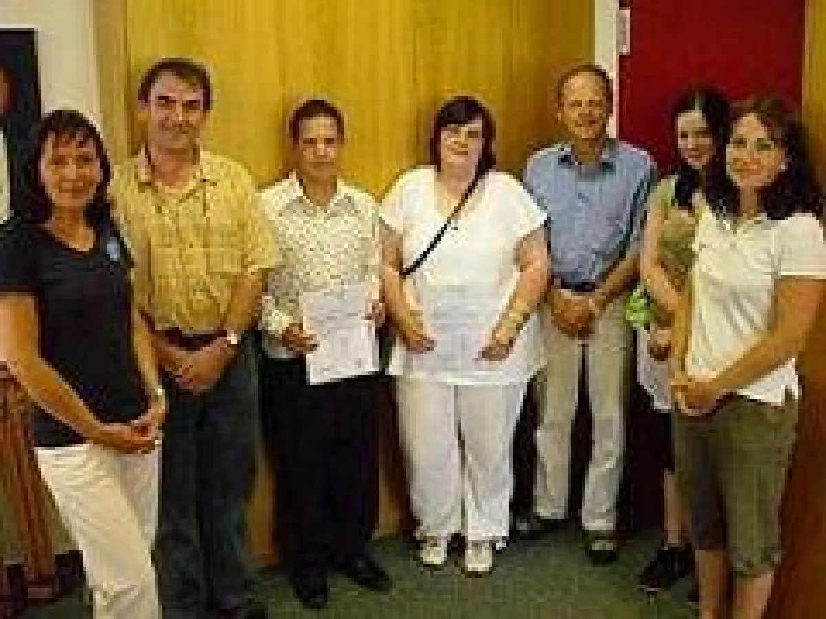 Zeugnisübergabe durch FAW-Seminarleiterin Carmen Pörsch (rechts)