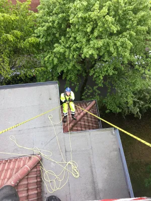 Bild: Seilunterstützte Dachrinnenreinigung der Industrie Kletterer Hamburg sorgt für freien Abfluss