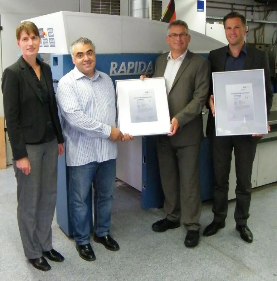 R. Frank (rohland&more), F. Beltempo und E. Sözer (schmidt&more) und B. Genest (SID) bei der Urkundenübergabe (v.r.)