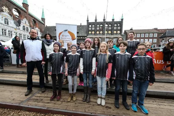 Bild: 69. Übergabe beim Stadtwerke Lübeck Trikot-Tausch: LG Bad Schwartau gewinnt neue Sporttrikots