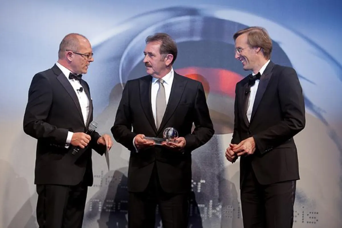 Michael Söffge (re) von Steinbeis Papier übergibt den Sonderpreis an Josef Sanktjohanser (Mitte) von der REWE Group