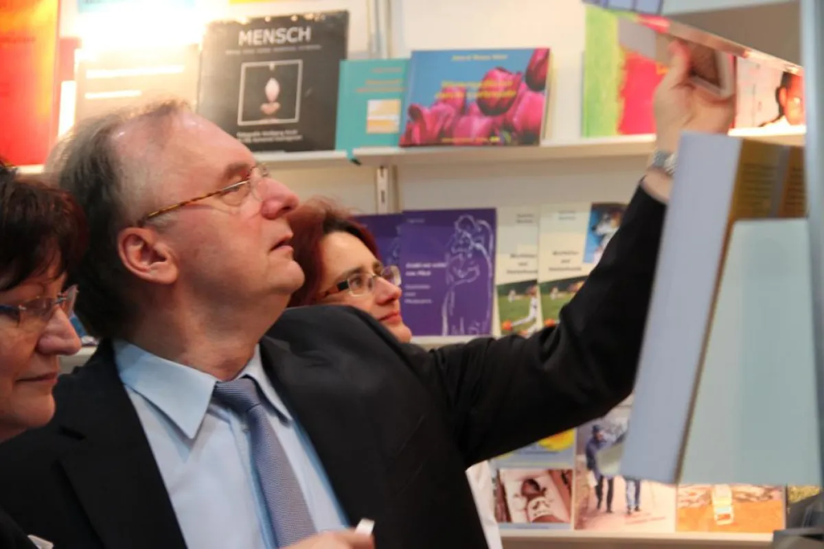 Dr. Haseloff auf dem Stand des Manuela Kinzel Verlages 2014