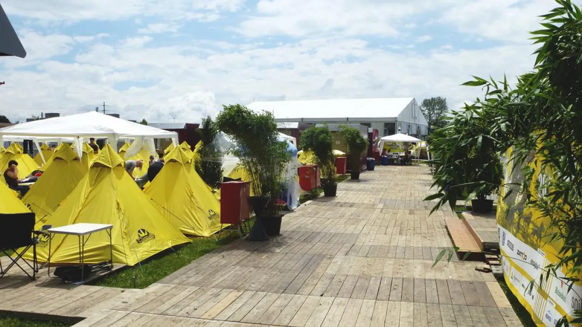 eps Zelte im Festival-Design stehen für die Gäste bereit