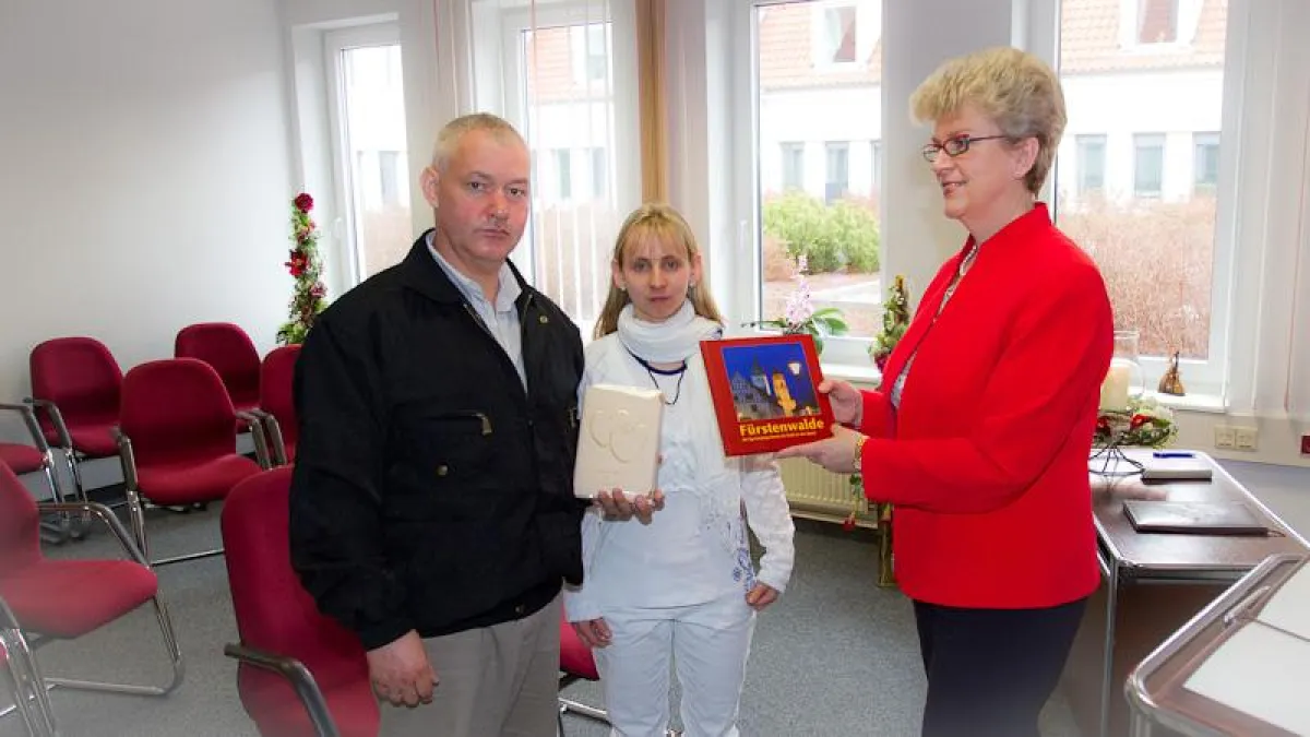 Das Brautpaar bei der Gratulation der Standesbeamtin