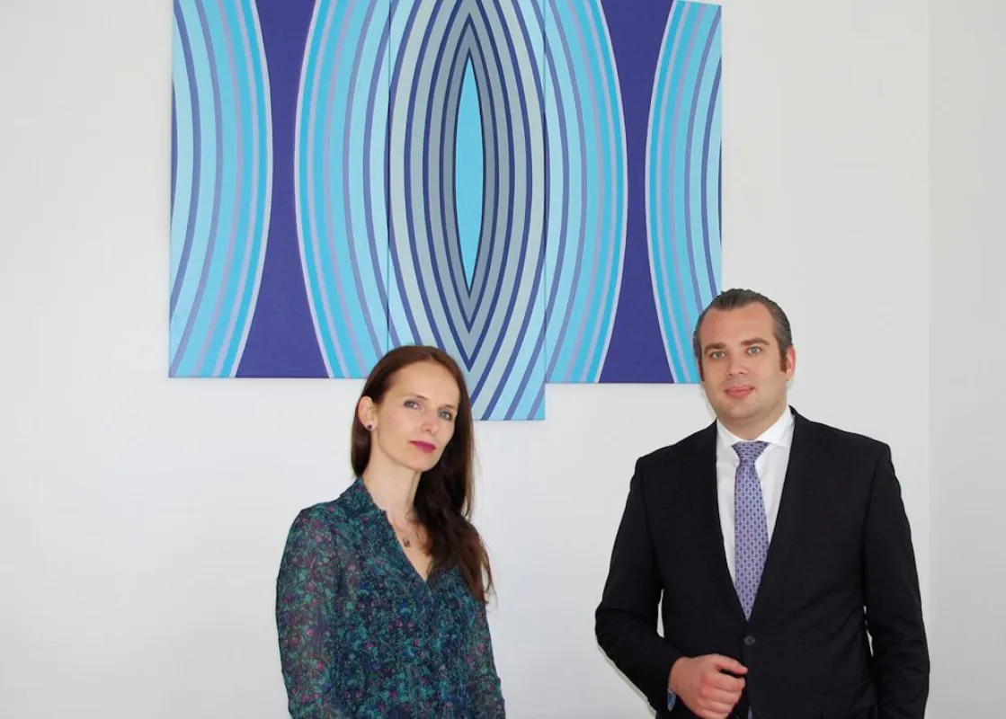 Agenturinhaber Julian Grill mit der Künstlerin Krisztina Dózsa-Farkas vor