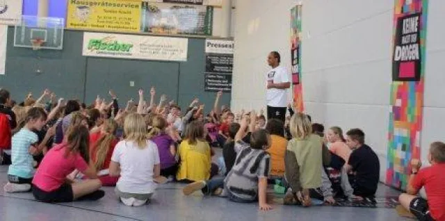 Bild: „Keine Macht den Drogen" mit dem Künstler „2schneidig“ an Paderborner Hauptschule