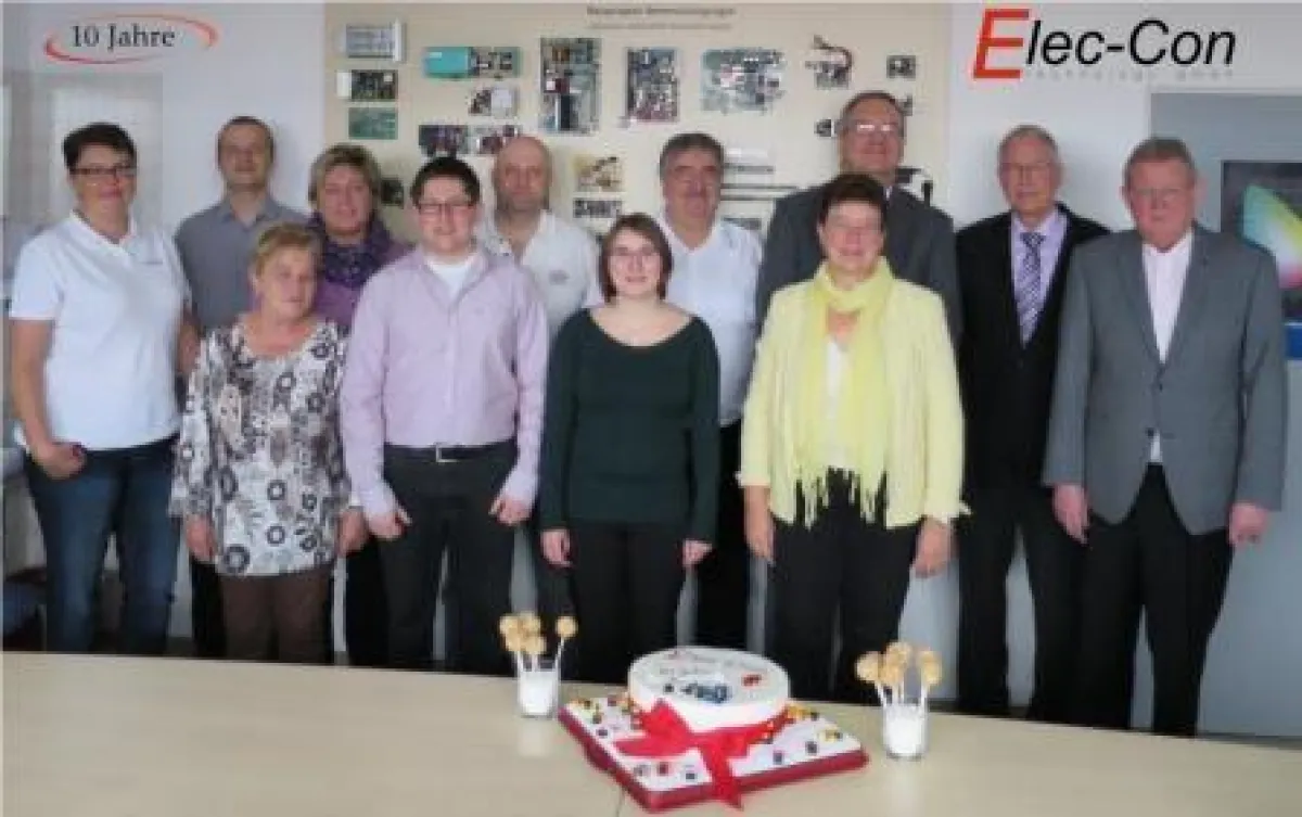 Geschäftsführer Dieter Bauernfeind und Bodo Stäblein (3. u. 4. v. r., hinten) mit dem Elec-Con-Team.