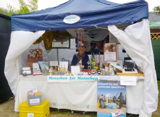 Bild: Menschen für Menschen: Ehrenamtliche Helfer auf dem Tollwood Sommerfestival