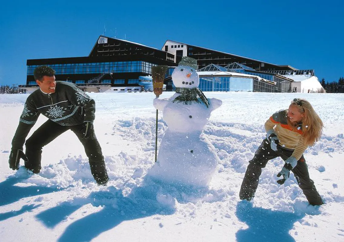 Im Winter ist Hochsaison. Der Ferienpark wird zum Schneeparadies.