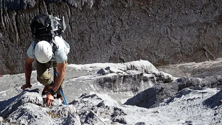 Bild: Nicolas Scheidtweiler erreicht mit Carstensz-Pyramide in Papua Gipfel Nummer 4