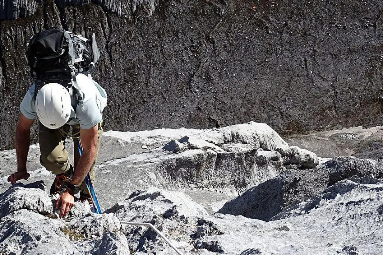 Nicolas Scheidtweiler erreicht mit Carstensz-Pyramide in Papua Gipfel Nummer 4 Bild: Nicolas Scheidtweiler erreicht mit Carstensz-Pyramide in Papua Gipfel Nummer 4