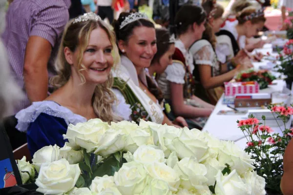 Bild: Memminger Blumenkönigin besucht Traunsteiner Rosenkönigin