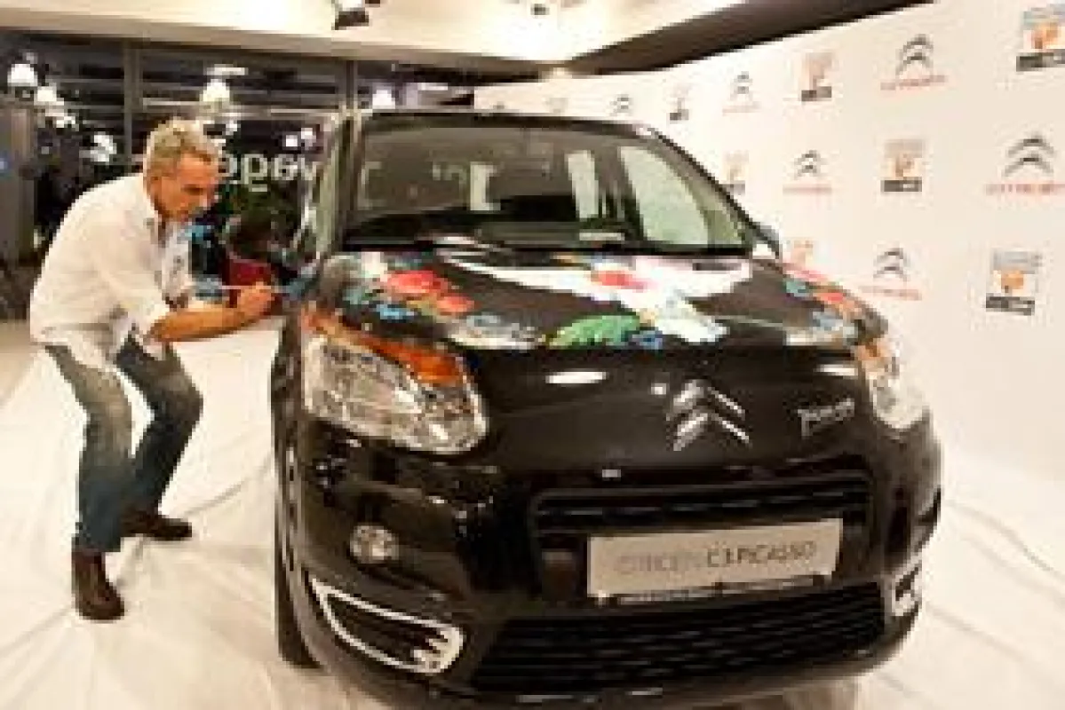 Wolfgang Joop bemalt den Citroen C3 für die Regine Sixt Kinderhilfe