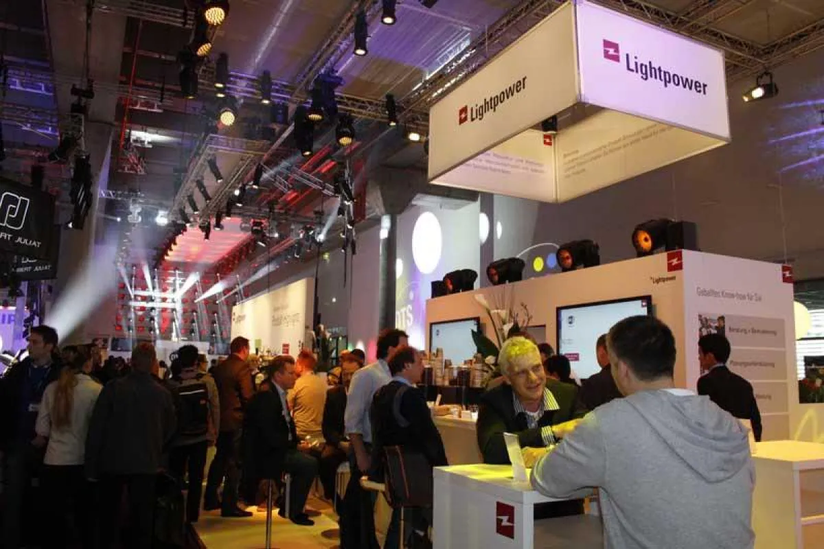 Messestand von Lightpower auf der PL+S (Foto: Lightpower, frei zur Veröffentlichung bei Namensnennu