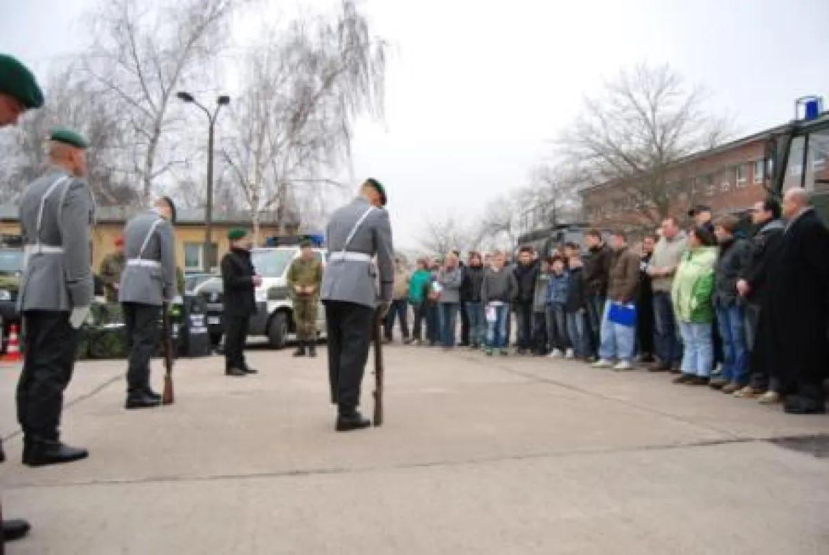 Soldaten des Wachbataillons aus Berlin eröffnen den Tag der offenen Tür mit einer Vorführung