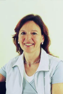 Bild: Besser zwei Stöcke als ein Rollator – und so oft wie möglich raus gehen!