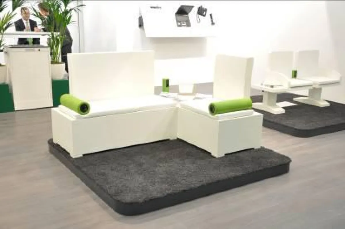 Lounge mal anders: In den Kissen versteckt befinden sich Strom- und Datenanschlüsse.